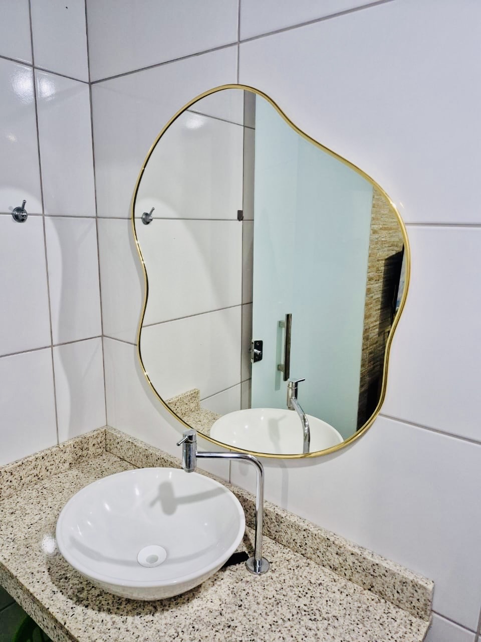 Espelho orgânico com moldura flexível 